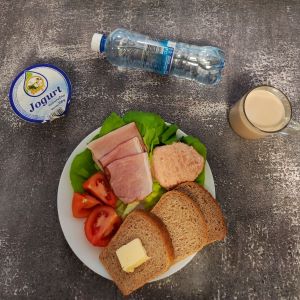 Dieta z ograniczeniem łatwoprzyswajalnych węglowodanów  Masło extra Kawa zbożowa z mlekiem Chleb Graham Szynka krucha z pieca wieprzowa Pasta twarogowa pomidorowo-selerowa Kefir Woda mineralna Sałata zielona Ogórek kiszony